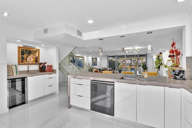Photo - 823 NE 26th Ave