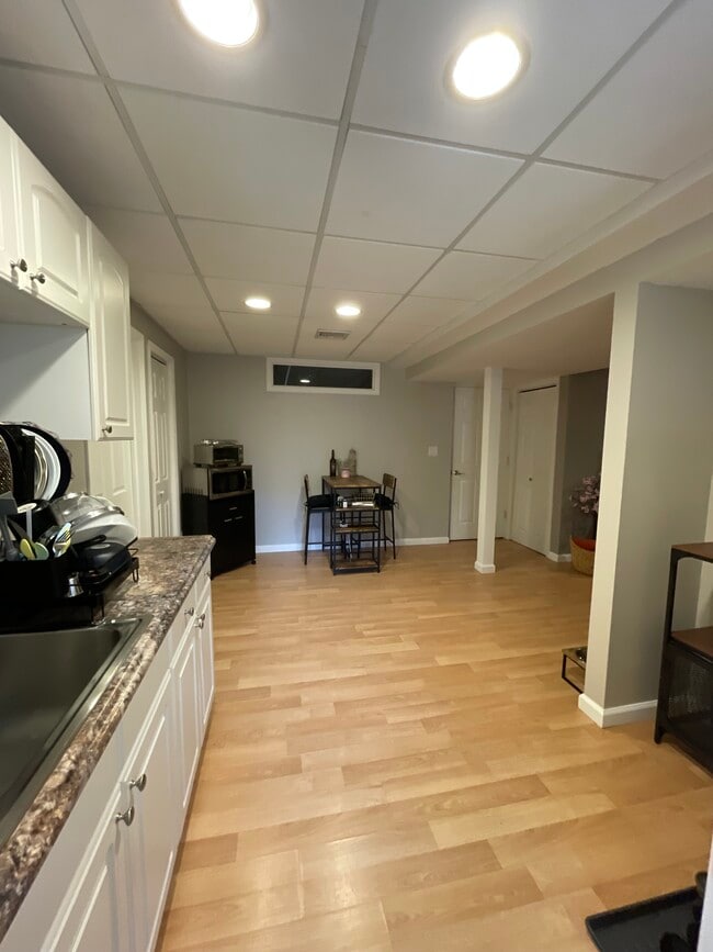 La cocina conduce al comedor y al baño a la izquierda. - 18 Old Neck Ct Unidad 18 old neck court