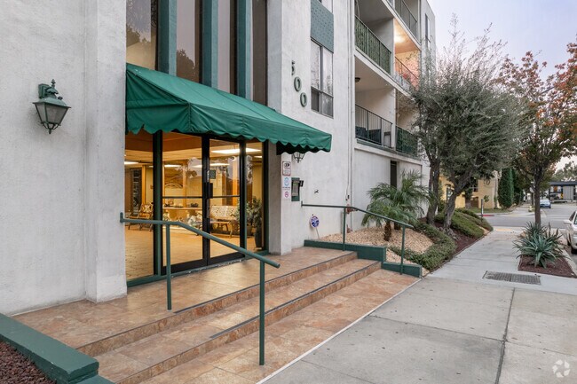 Entrada - 500 Jackson Pl