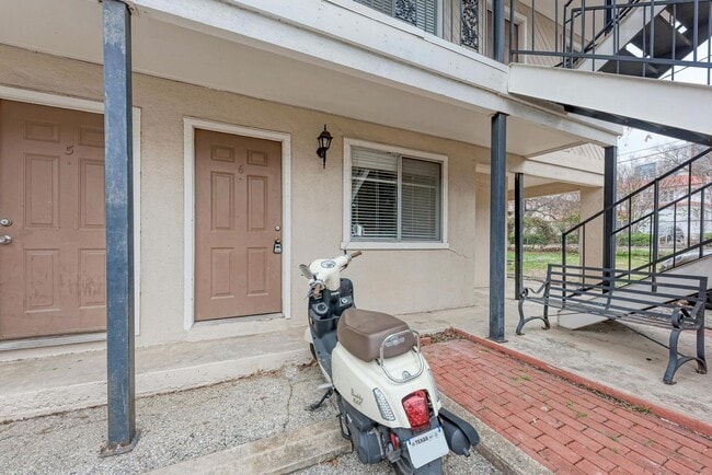 Photo - 2 month lease cute 1-1 blocks from campus and 1 block from UT shuttle