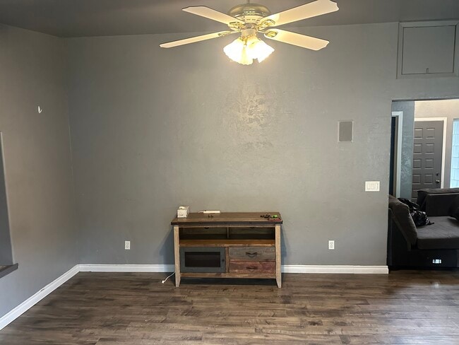 Photo - 524 Silcott Ct