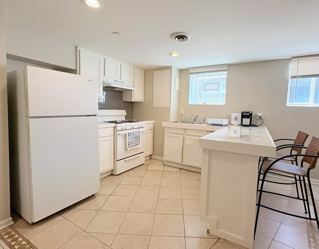 Photo - 125 S Leavitt St Unidad B