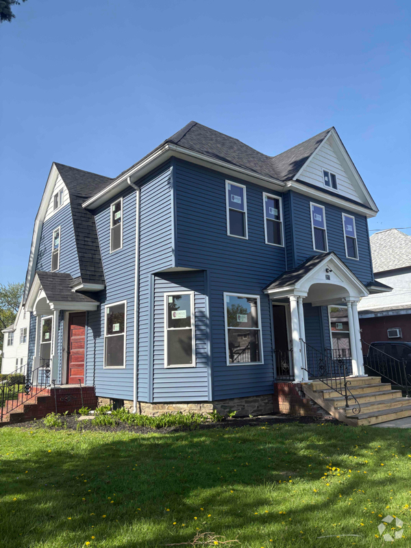 Building Photo - 201 E Pine St Rental