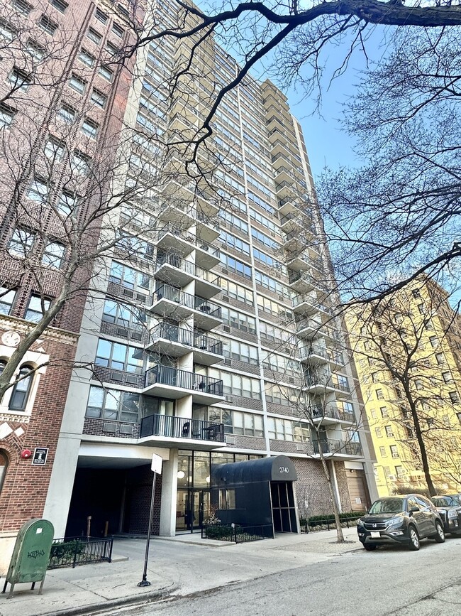 Building Photo - 2740 N Pine Grove Ave Unit 12F