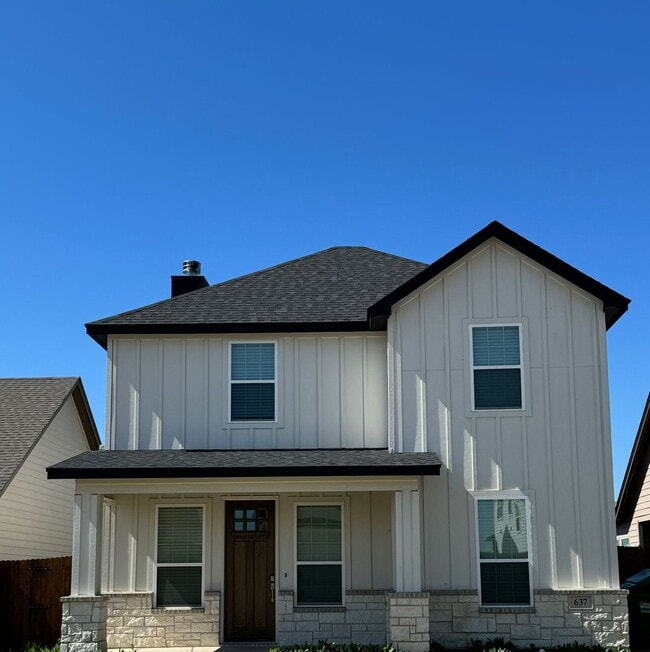 Photo - 4/2.5/2 - Beautiful 2 story/ PRIVATE PARKING!! GODLEY ISD