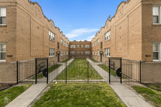 1042 N Leamington