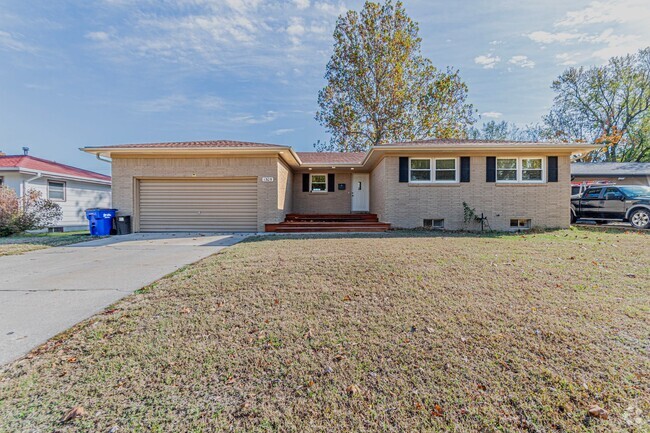 Building Photo - Large Single Family Home