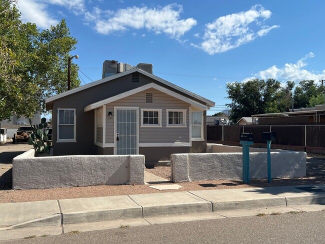 Building Photo - Hilton Ave Unit Main house