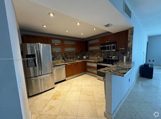 Building Photo - 5825 Collins Ave Unit 9B Rental