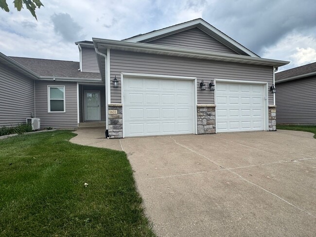 Building Photo - 3 bedroom 3 1/2 bath Condo in Davenport