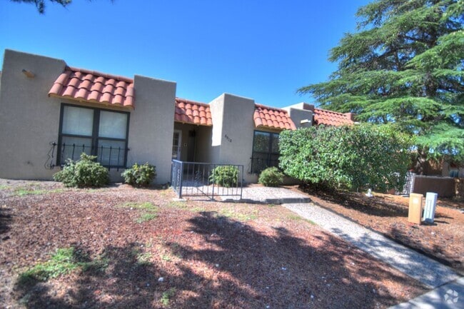 Building Photo - Cute Two Bedroom (possible 3rd Bedroom) in... Rental