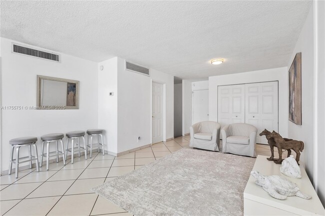 Building Photo - 6770 Indian Creek Dr Unit 7A Rental