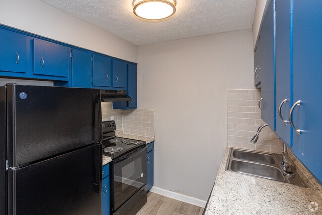 2BR, 1BA - 835 SF - Kitchen