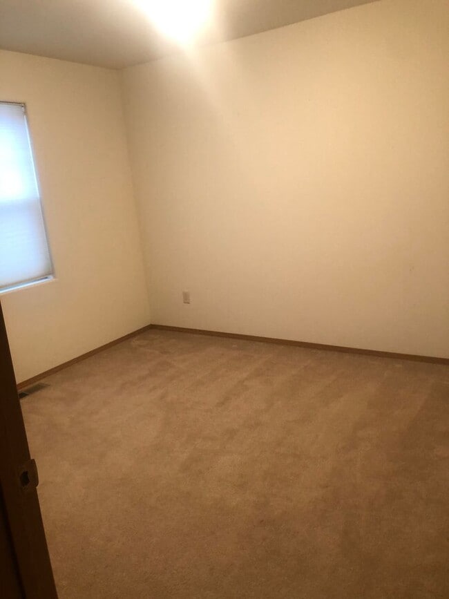 3 Bedroom / 2 Bathroom Townhouse – Pet Fri... - 3 Bedroom / 2 Bathroom Townhouse – Pet Fri...