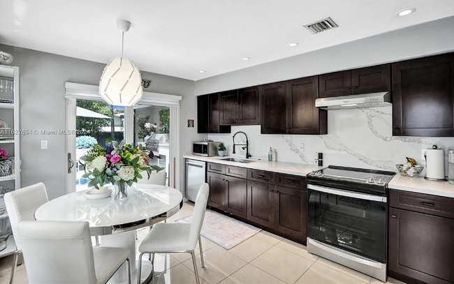 Photo - 1001 NE 17th Ct