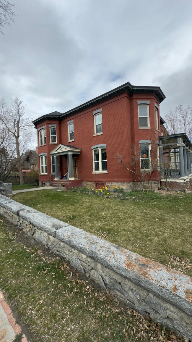 Building Photo - 428 Power St Unit 2