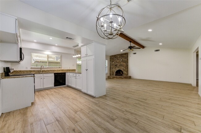 Building Photo - 2114 River Village Dr