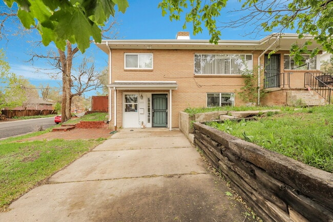 Photo - $1,795.95 - 2 Bed, 1 Bath Duplex Unit in Littleton with Fenced in yard, and In Unit Laundry! Unit 5454 S Elmwood St