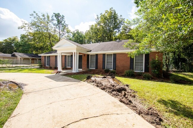Photo - ** 4 bed 2 bath located by Montgomery Academy ** Call 334-366-9198 for a self showing