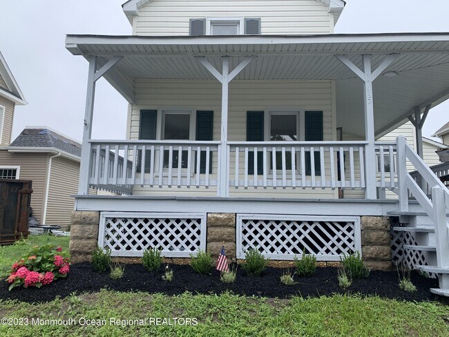 Photo - 1715 White St