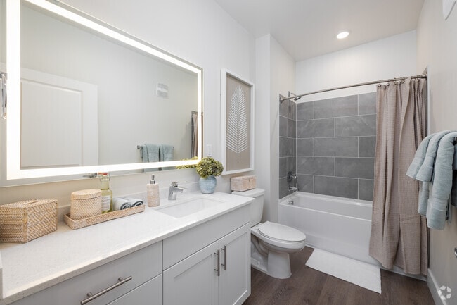 1BR, 1BA - 783SF - Bathroom - Madison Midtown