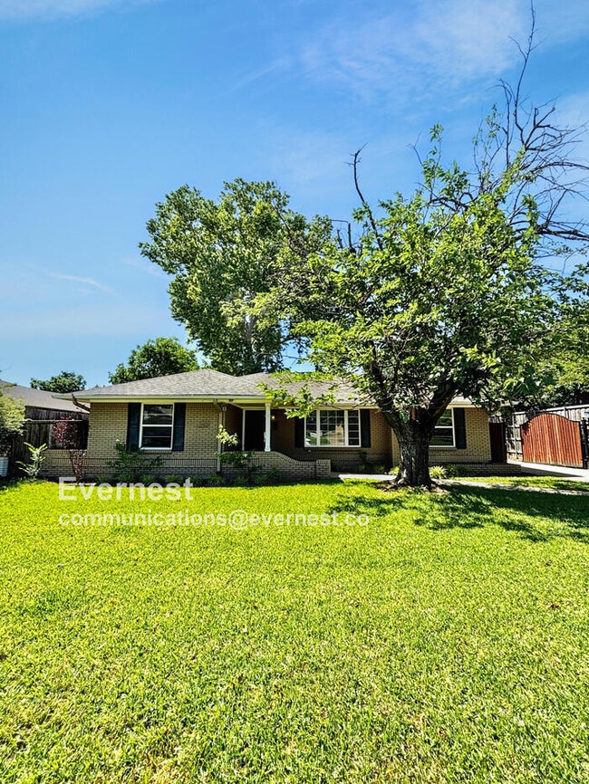 Photo - 6226 Saratoga Cir House