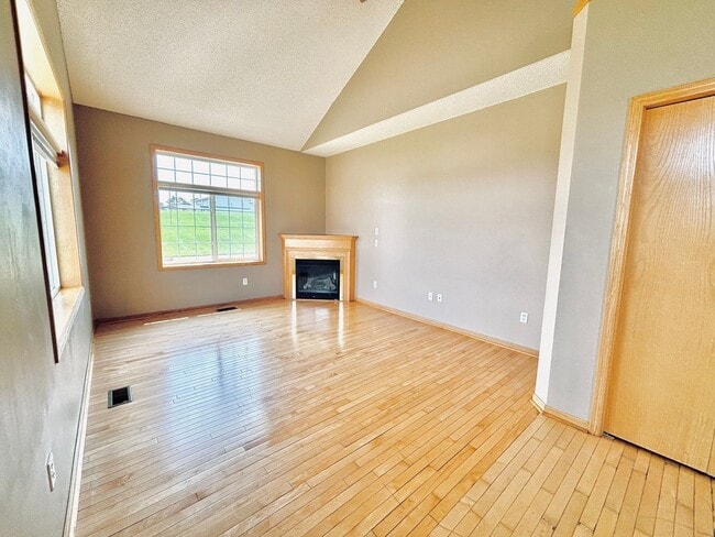Photo - Spacious 3bed Townhome in Coon Rapids.  FINISHED BASEMENT