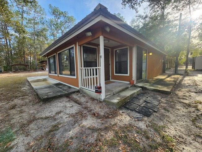 Building Photo - Beautiful 1Bedroom Bungalow next to Lake Hutchinson in Keystone Heights, FL