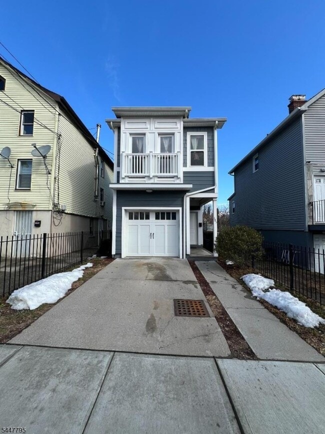 Building Photo - 185 Parrow St