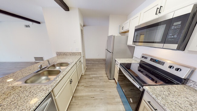 3D VIRTUAL TOUR LINK https://bit.ly/3F04Icj - 1208 Houston St Apartments Unit 1208 Houston st #2
