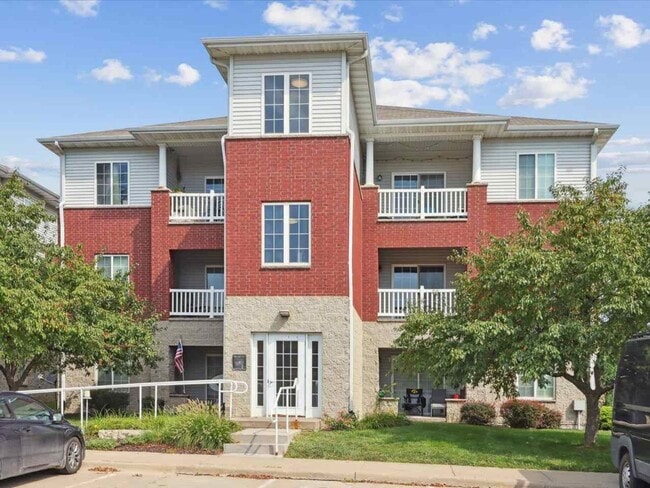Building Photo - AVAILABLE NOW!!!  2 Bedroom Condo in amazi...