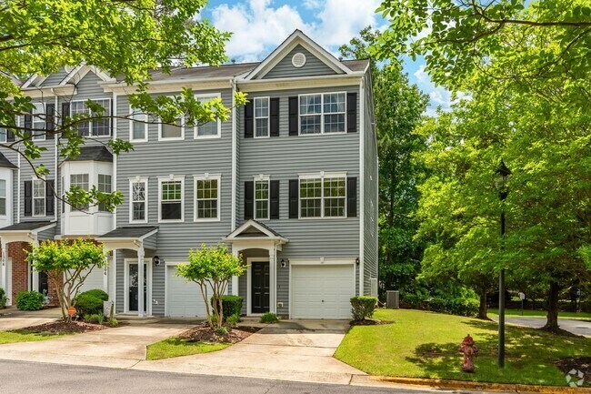 Building Photo - End-unit 2 Bedroom Townhome