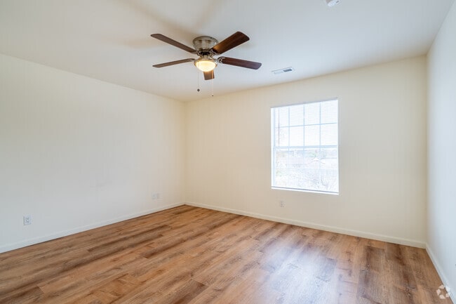 2BR, 1BA - 910SF - Primary Bedroom