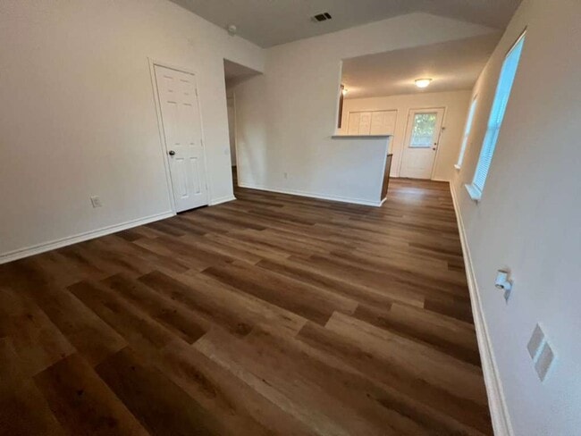 Photo - Very well maintained 2 bed 1 bath - move i...