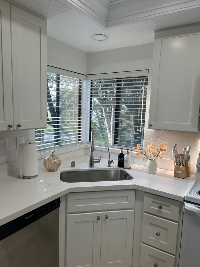 Building Photo - 22765 Lakeway Dr Rental