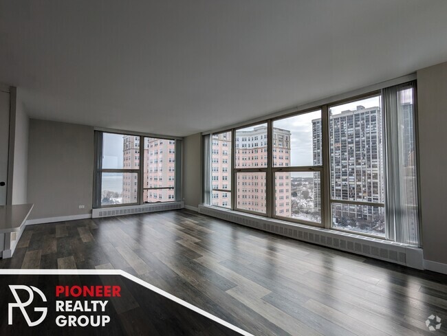 Building Photo - 5556 N Sheridan Rd Unit #5600-015D Rental