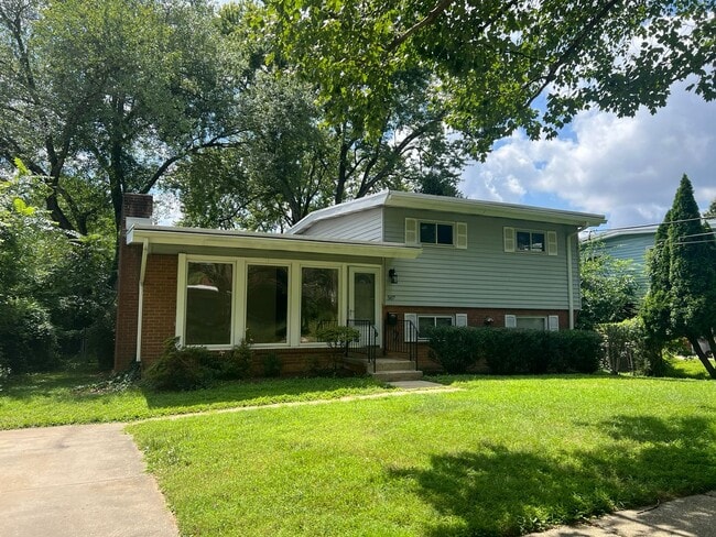 Building Photo - Spacious Split Level Rental