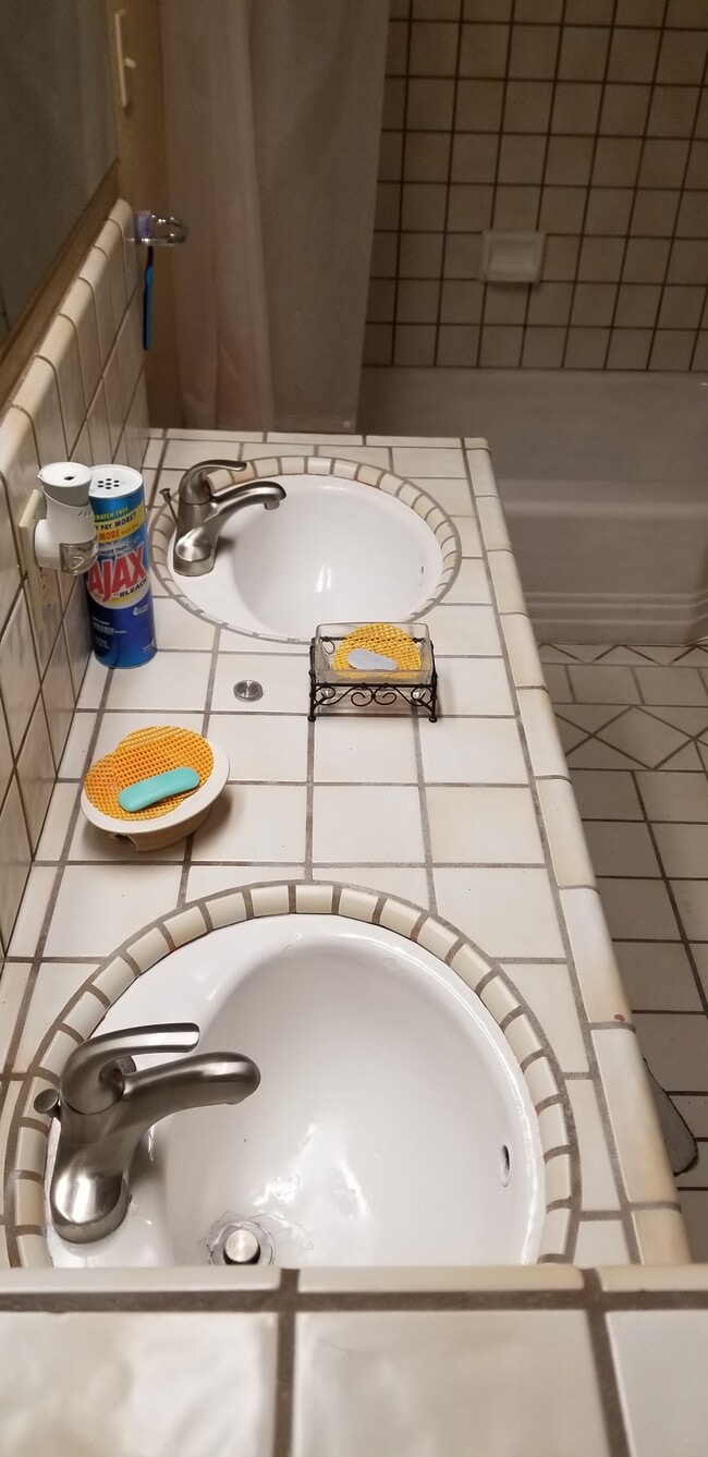double sink Ba. - 8879 Sunset Ave Unit Main House