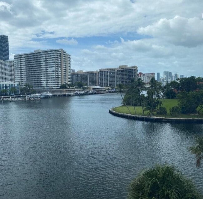 Photo - 121 Golden Isles Dr Unidad 304 Rental