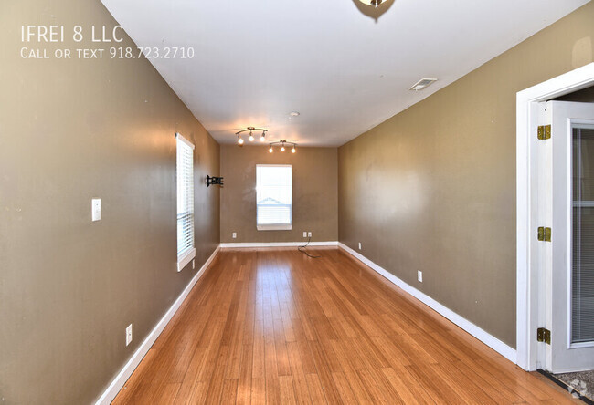 Building Photo - 3 bed one bath upstairs unit in two level ... Rental