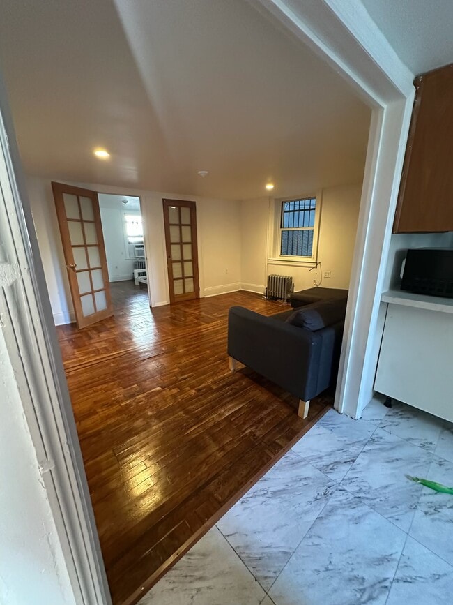 Building Photo - 587 Lorimer St Unit 1 Rental