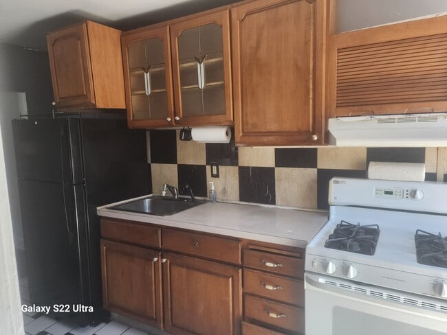 Building Photo - 124 N 13th St Unit 2nd floor