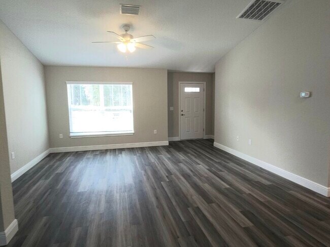 Photo - 210 Oak Ln Dr