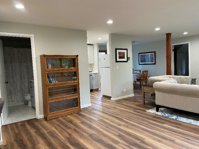 Building Photo - 204 SW Normandy Rd