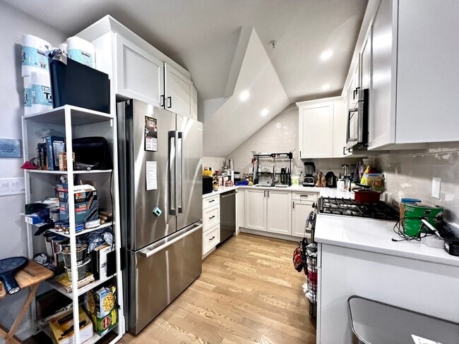 Building Photo - 32 Blaine St Unit 3