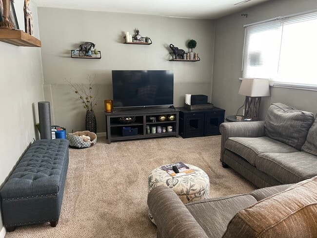 Large Living Room - 1617 Jackson St