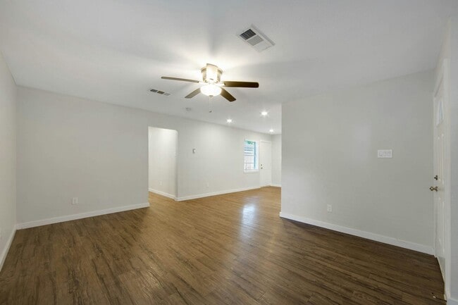 Photo - 1820 Pine Village Dr