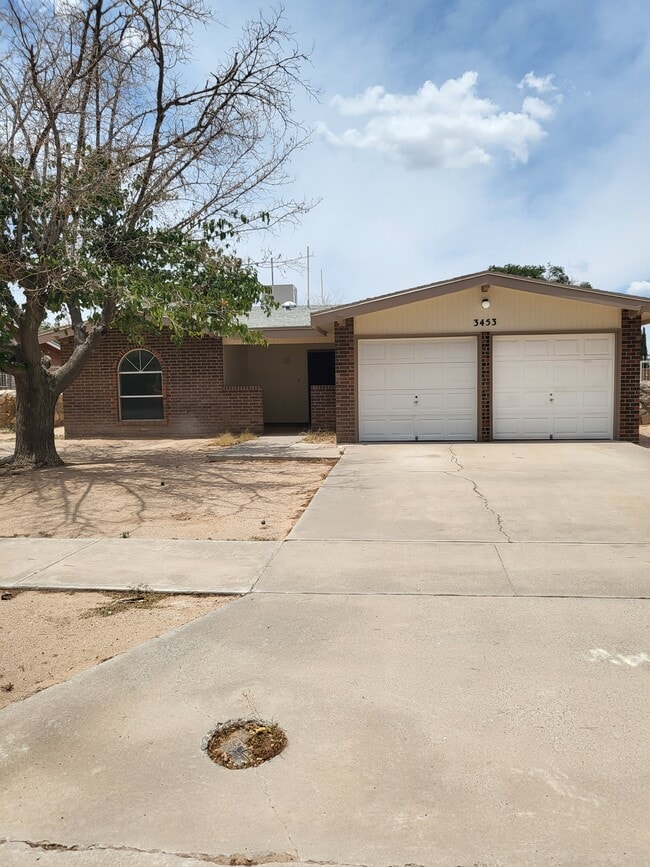 Building Photo - 3453 Hollyglen St Rental