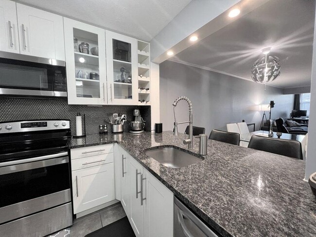 Building Photo - 2920 SW 22nd Ave Unit 6040 Rental