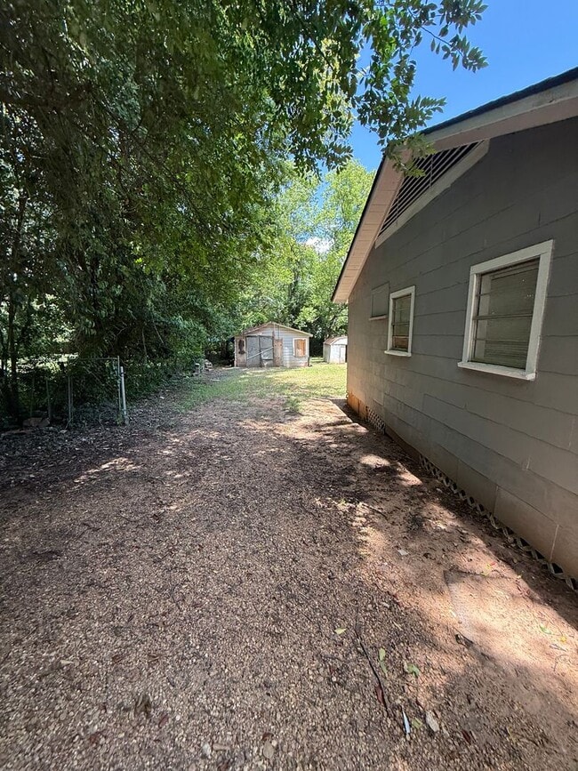 Photo - ** 3 bed 1 bath located in Highland Gardens ** Call 334-366-9198 to schedule a self showing